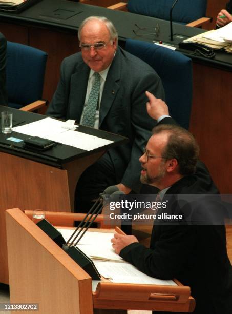 Mit dem Zeigefinger zeigt SPD-Chef Rudolf Scharping während seiner Rede auf Bundeskanzler Helmut Kohl. Zu einem heftigen Schlagabtausch zwischen...