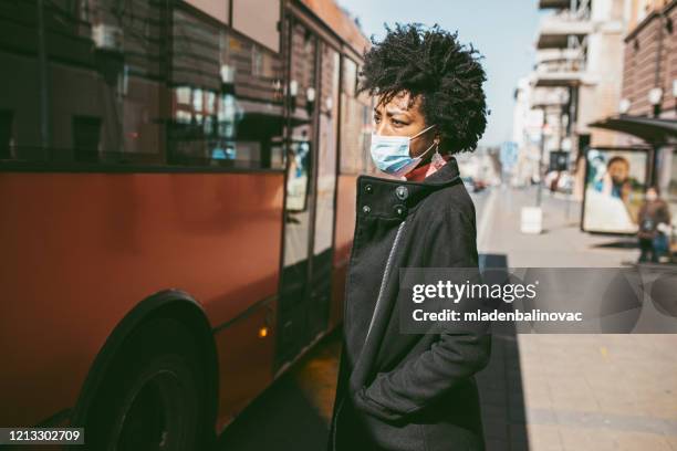 porträt der jungen frau mit maske auf der straße. - pollution masks stock-fotos und bilder