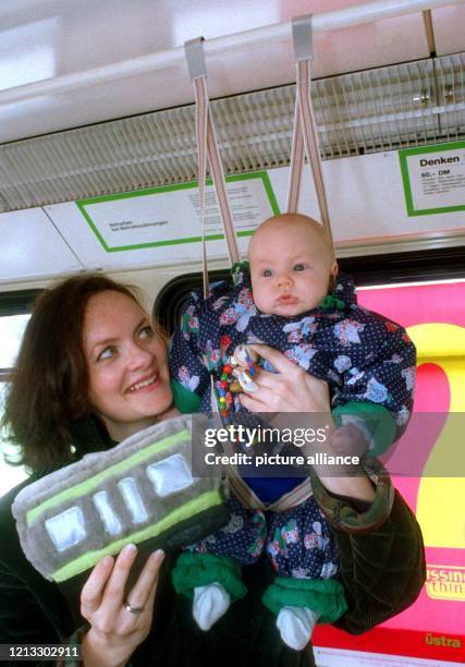Ein in der Stadtbahn Hannover aufgehängter Gurtsitz für Kleinkinder sowie eine Plüschbahn könnten bald zu den alltäglichen Gegenständen in den Bussen...