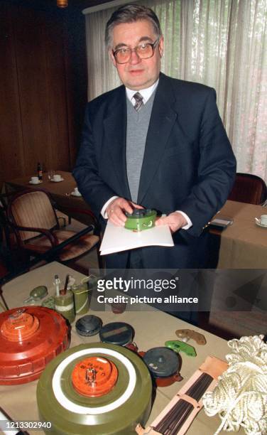 Der frühere EU-Verwalter der bosnischen Stadt Mostar, Hans Koschnick, auf einer Pressekonferenz am 4.4.1997 in Bonn mit einigen im jugoslawischen...
