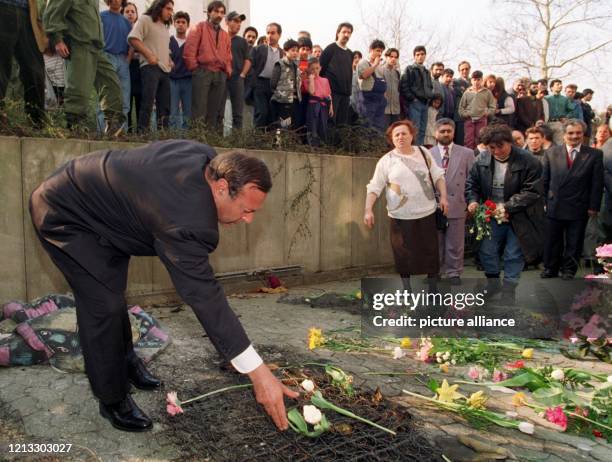 Der türkische Botschafter in Deutschland, Volkan Vural, legt am 1.4.1997 in Krefeld auf einer verkohlten Matratze Blumen nieder, wohin sich eine...