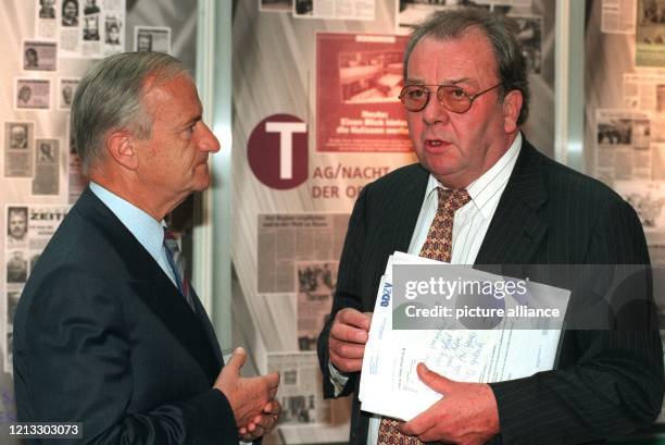 Der Präsident des Bundesverbandes Deutscher Zeitungsverleger Wilhelm Sandmann und der Präsident des Weltverbandes der Zeitungen , der Brasilianer...