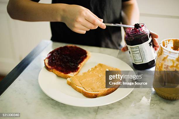 boy making sandwich - een broodje smeren stockfoto's en -beelden