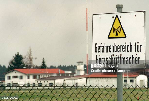 Ein Schild weist am 24.3.1997 auf dem Gelände des US-Regierungssenders IBB im oberbayerischen Valley auf den "Gefahrenbereich für Herzschrittmacher"...