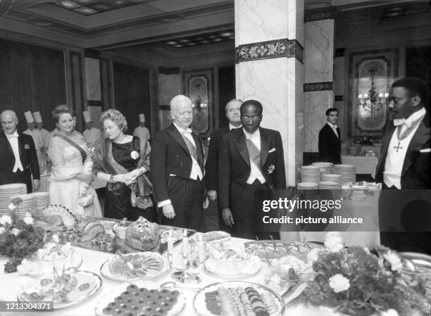 Leopold Senghor , seine Ehefrau Colette und Bundespräsident Heinrich Lübke mit Ehefrau Wilhelmine bei einem Empfang am 9. November 1961 im Hotel...