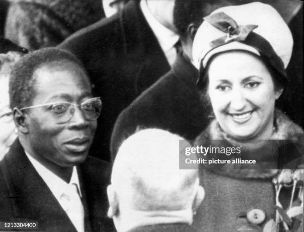 Leopold Senghor und seine Ehefrau Colette bei ihrer Ankunft am 8. November 1961 auf dem Flughafen Köln-Wahn. Leopold Senghor war 1956 einer der...