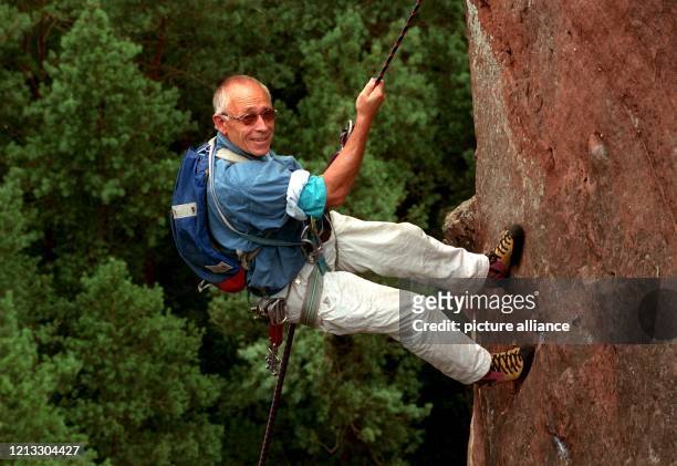Freizeitkletterer Heiner Geißler seilt sich von der Felsspitze ab. CDU-Politiker Heiner Geißler liebt den Extremsport. Vor drei Jahren wäre ihm diese...