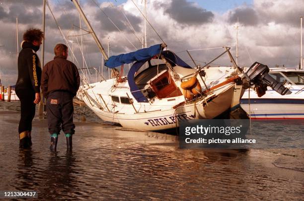 Durch den orkanartigen Sturm wurde diese Segeljacht in der Nacht zum Samstag im Sportboothafen Marina-Wendtorf an Land gedrückt. Das Hochwasser an...