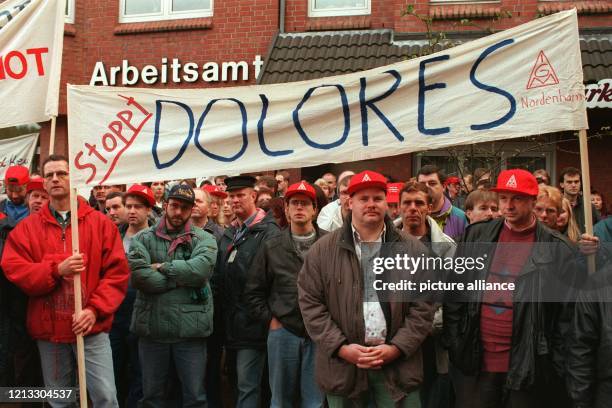 Mitarbeiter der Daimler-Benz-Aerospace AG demonstrieren vor dem Arbeitsamt mit einem Plakat "Stoppt Dolores" gegen den geplanten Abbau von knapp 700...