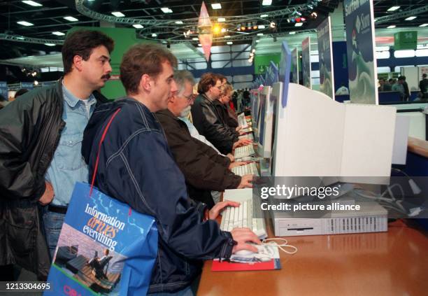 Reihenweise drängen sich die Besucher der Computerfachmesse "Systems" am Eröffnungstag, dem , an den Ständen mit Internet-Angebot. In der Halle 14...