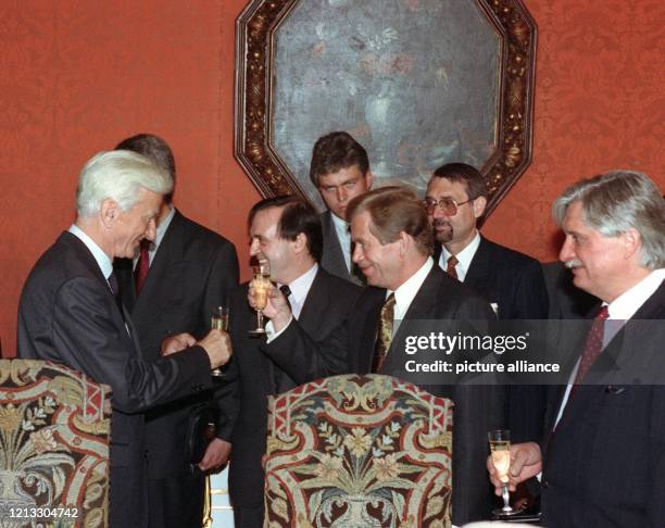 Bundespräsident Richard von Weizsäcker , Staatspräsident Vaclav Havel und Außenminister Jiri Dienstbier stoßen am 7. Oktober 1991 in der Prager Burg...