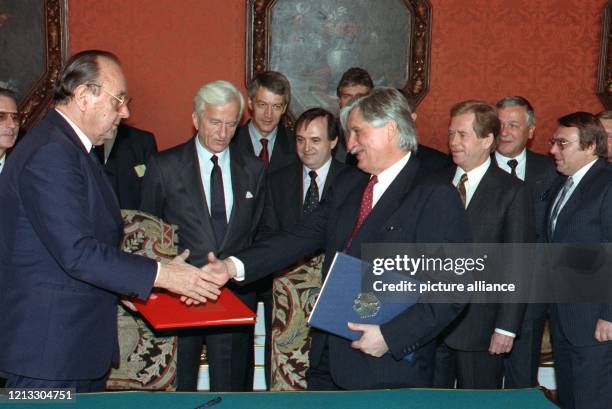 Bundespräsident Richard von Weizsäcker beobachtet nach der Paraphierung des deutsch-tschechoslowakischen Nachbarschaftsvertrags am 7. Oktober 1991 im...