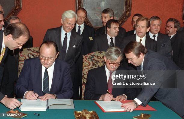 Bundespräsident Richard von Weizsäcker beobachtet die Paraphierung des deutsch-tschechoslowakischen Nachbarschaftsvertrags am 7. Oktober 1991 im...