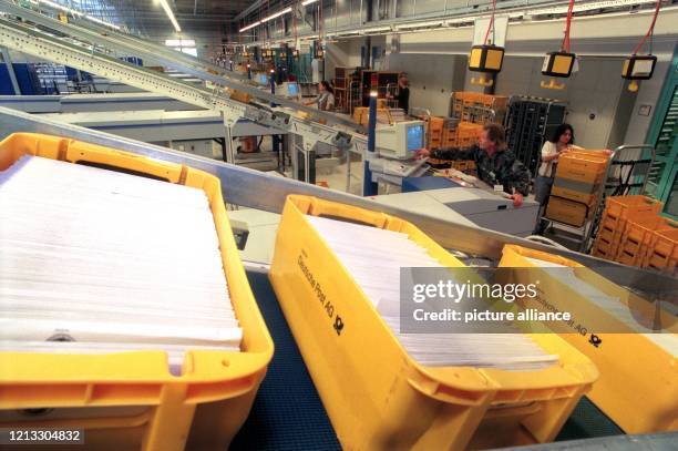 In gelben Kästen rollen pro Tag bis zu viereinhalb Millionen Standard-, Groß- und Maxi-Briefe zu ihren jeweiligen Sortieranlagen im neuen...
