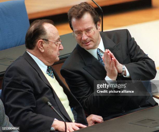 Der frühere Bundesaußenministers Hans-Dietrich Genscher sitzt am 21.3.1997, an seinem 70. Geburtstag, mit seinem Nachfolger Klaus Kinkel während der...