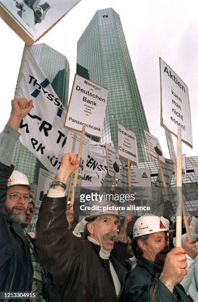 Mit geballten Fäusten demonstrieren Stahlarbeiter am 25.3.1997 vor den Hochhaustürmen der Deutschen Bank in Frankfurt. Über 20000 Demonstranten zogen...