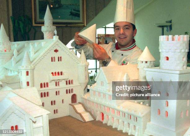 Der italienische Koch Riccardo Cucchi präsentiert am 20.3.1997 im Restaurant Monaco in Haar seine zuckersüße Version des Schlosses Neuschwanstein....