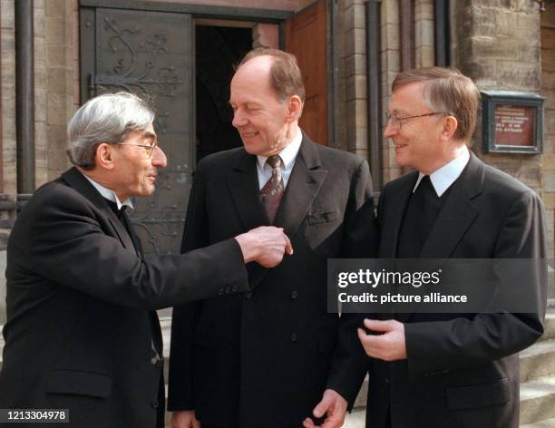 Landesbischof Klaus Engelhardt , Vorsitzender des Rates der Evangelischen Kirche in Deutschland , begrüßt am 20.3.1997 in Hannover vor der...