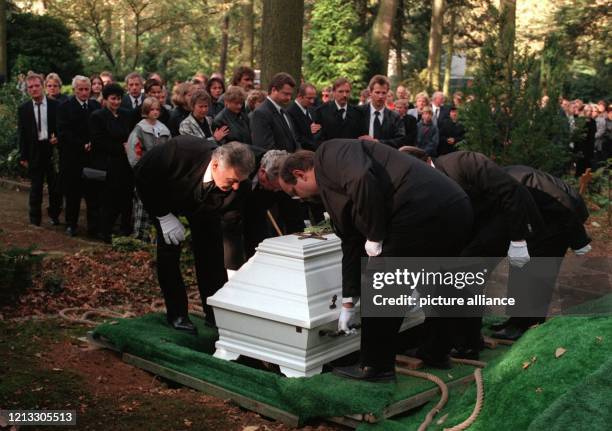 Der Sarg der am vergangenen tot aufgefundenen vierzehnjährigen Sabine Wojdylo wird am auf dem Waldfriedhof in Leverkusen von Sargträgern in das Grab...