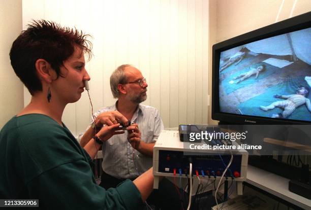 Dr. Roland Mangold legt Testperson Sylvia im "Medialab" die Elektroden an, mit denen ihre Reaktionen auf TV-Vorführungen aufgezeichnet werden. Im...