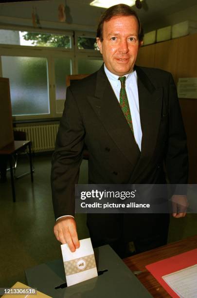Bundeswirtschaftsminister Günter Rexrodt gibt seine Stimme in Berlin-Wilmersdorf ab. Einen Tag nach dem Scheitern der FDP bei den Wahlen zum...