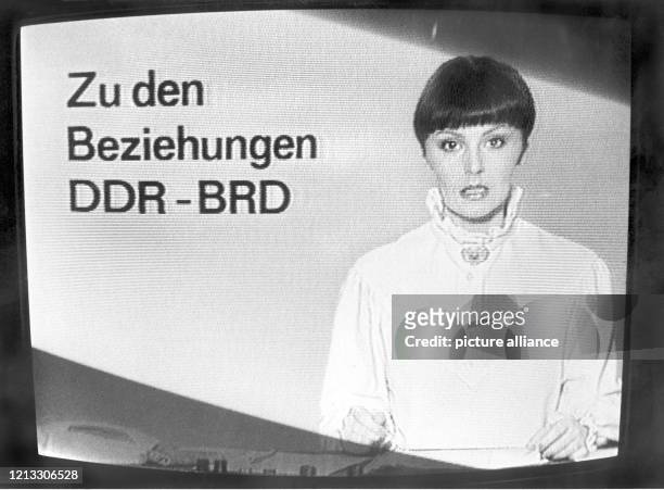 Nachrichtensprecherin Angelika Unterlauf kündigt am in der DFF-Nachrichtensendung "Aktuelle Kamera" eine Erklärung von SED-Chef Erich Honecker zu den...