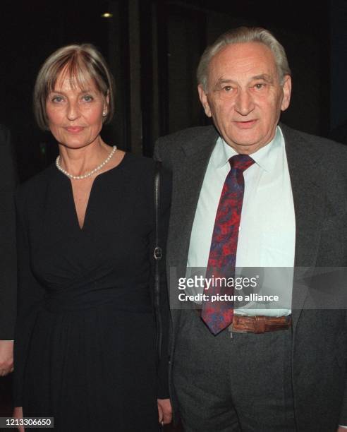 Politiker mit seiner Ehefrau, bei der Ankunft zur Feier seines 75sten Geburtstags am 18.3.1997 im Bonner Erich-Ollenhauer-Haus. Bahr gilt gemeinsam...