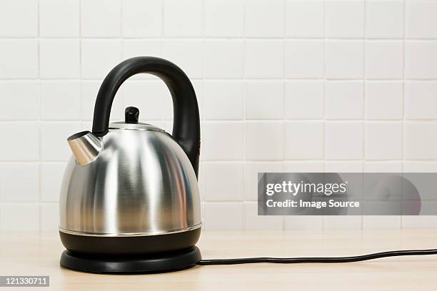 https://media.gettyimages.com/id/121330711/photo/kettle.jpg?s=612x612&w=gi&k=20&c=yJcdK2zm0KQzIP_-FNJCM1Xj7Vpmz3Metk8DPEMzadE=