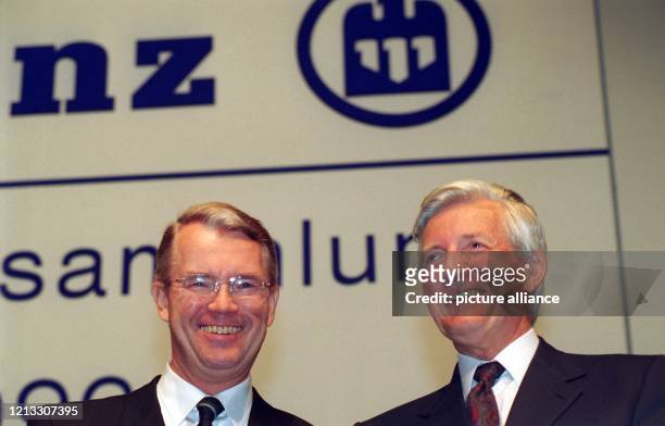 Henning Schulte-Noelle , der Vorstandsvorsitzende der Allianz AG Holding , und Klaus Liesen, der Vorsitzende des Aufsichtsrates, am 7.10.1996 auf der...