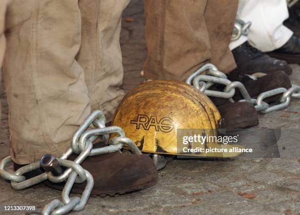 Mit schweren Eisenketten um ihre Füße haben sich Bergleute aus dem Ruhrgebiet am 10.3.1997 vor der Bonner FDP-Parteizentrale angekettet. Aus Protest...
