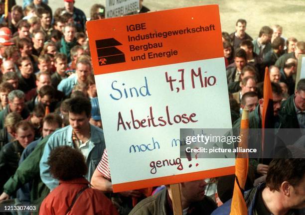 Mit der Frage "Sind 4,7 Mio Arbeitslose noch nicht genug?" prangern Bergleute auf einer Kundgebung in Düsseldorf am 8.3.1997 die Kohlepolitik der...