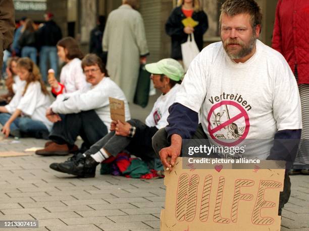 Unter dem Motto "Vertreiben löst keine Probleme" protestieren am 5.10.1996 in Hamburg Mitarbeiter der Obdachlosen-Zeitung "Hinz & Kunzt" und sozialer...