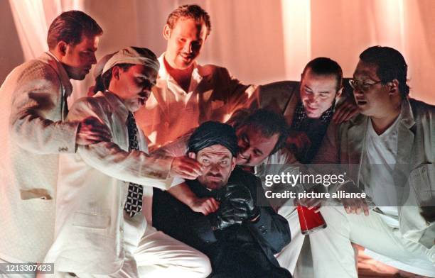 Der amerikanische Heldentenor James OÂNeal , wird als "König Kandaules" bei einer Probe der gleichnamigen Oper am 4.10.1996 in der Hamburgischen...