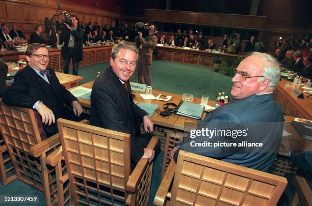 Am Konferenztisch wenden sich Bundeskanzler Helmut Kohl , sein österreichischer Amtskollege Franz Vranitzky und der Außenminister von Österreich,...