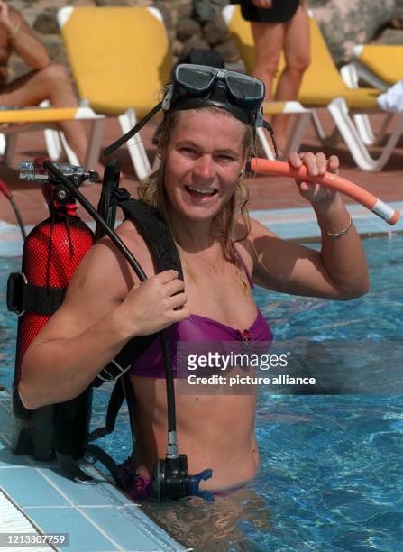 Eisschnelläuferin Gunda Niemann bereitet sich am 27.9.1996 im Swimmingpool des Robinson-Clubs auf Fuerteventura auf das Abtauchen vor. Das...