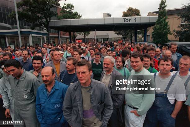 Etwa 3000 Werksangehörige der Mercedes-Werke in Düsseldorf unterbrechen am 30.9.1996 ihre Arbeit, um sich über die Ergebnisse einer...