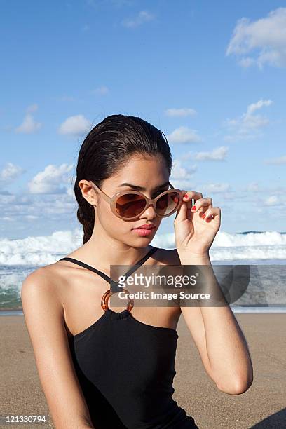 frau am strand mit sonnenbrille - hot puerto rican women stock-fotos und bilder