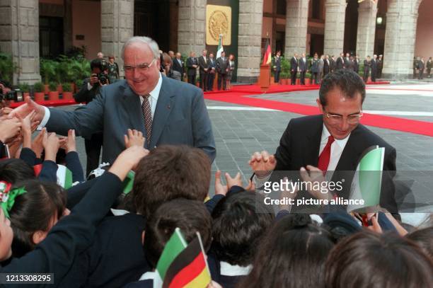 Bundeskanzler Helmut Kohl und der mexikanische Präsident Ernesto Zedillo werden im Hof des Präsidentenpalastes in Mexiko-Stadt am 19.9.1996 von...