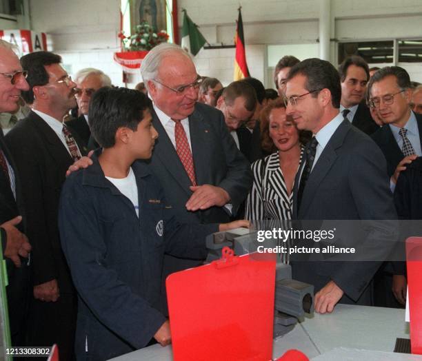 Bundeskanzler Helmut Kohl und der mexikanische Präsident Ernesto Zedillio unterhalten sich am 20.9.1996 mit einem Auszubildenden in der...