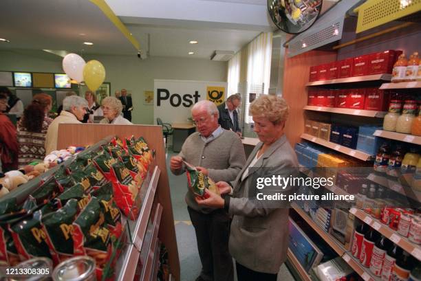 Während im Vordergrund Süßigkeiten und Getränke eingekauft werden, können am Schalter im Hintergrund Postgeschäfte erledigt werden. Am 23.9.1996...