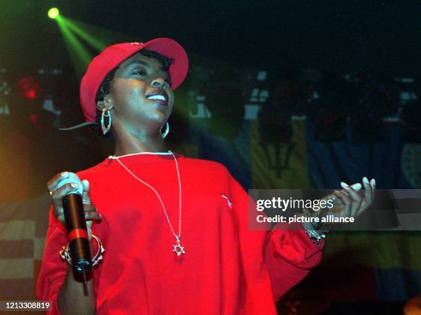 Die amerikanische Sängerin Lauryn Hill des Hip-Hop-Trios "Fugees" während ihres Deutschland-Auftaktkonzertes am in der ausverkauften Stadthalle in...