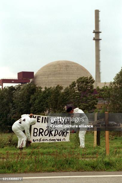 Atomkraftgegner befestigen am 21.9. Vor dem Atommeiler Brokdorf ein Plakat mit der Aufschrift "Kein Castor aus Brokdorf und anderswo". Mit der Aktion...