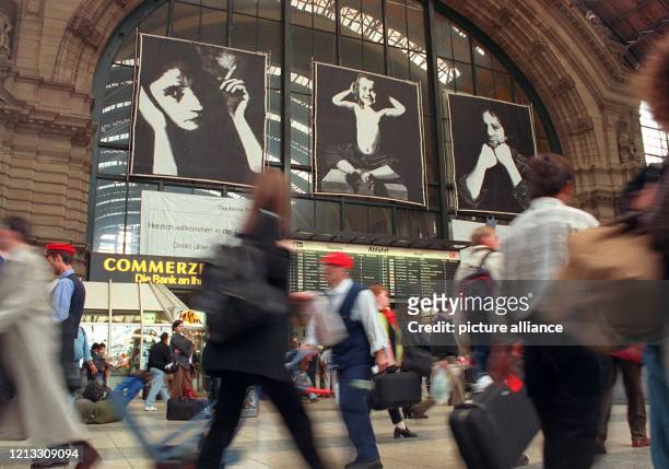 Passagen II nennt der Frankfurter Künstler Alexander Paul Englert seine drei großformatigen Fotos, die ab dem 2.10.1997 über der Anzeigentafel im...