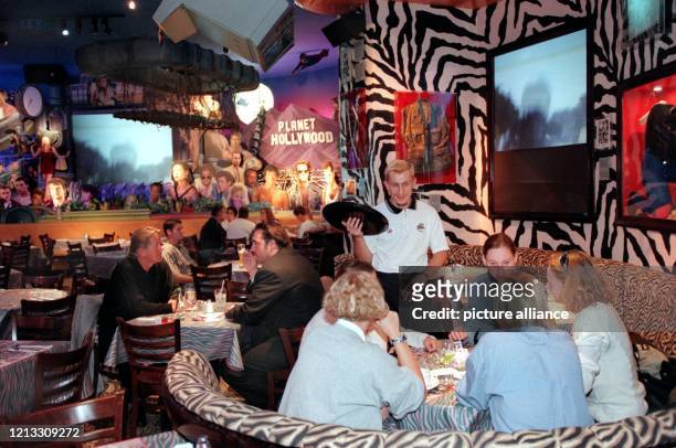 Blick ins Münchner "Planet-Hollywood"-Restaurant am 9.10.1997. Ein großes Star-Aufgebot, das am 11.10. Zur feierlichen Eröffnung erwartet wird,...
