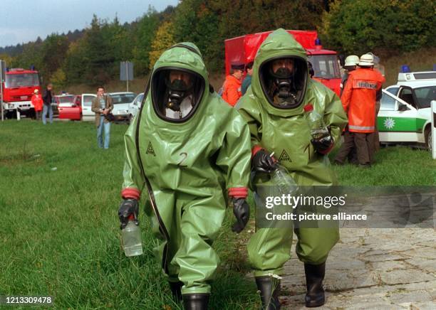 Feuerwehrmänner in Schutzanzügen vor ihrem Einsatz an der A3 bei Velburg/Oberpfalz, auf dem Fässer mit hochgiftigem Kalium-u. Zinkzyanid...