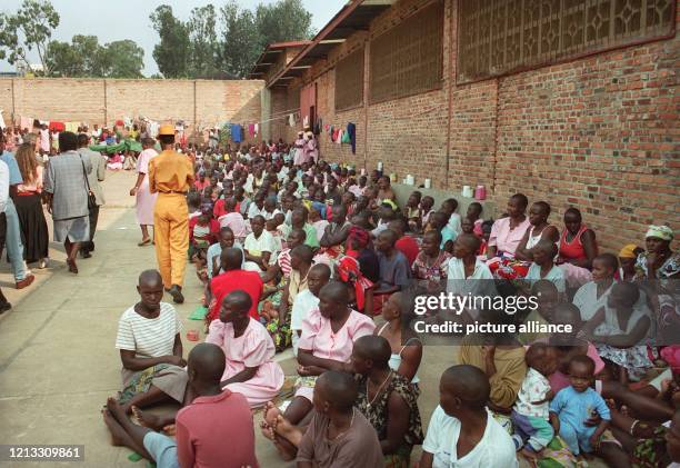 In der Frauenabteilung des Zentralgefängnisses der ruandischen Hauptstadt Kigali warten 620 Frauen, davon viele mit Kindern, auf ihren Prozeß. Die...