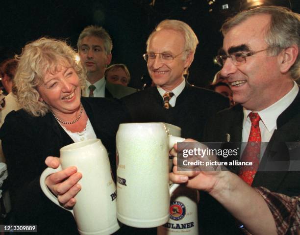 Die bayerische SPD-Chefin Renate Schmidt, Bayerns Ministerpräsident Edmund Stoiber und Bundesfinanzminister Theo Waigel stoßen am 27.2.1997 beim...