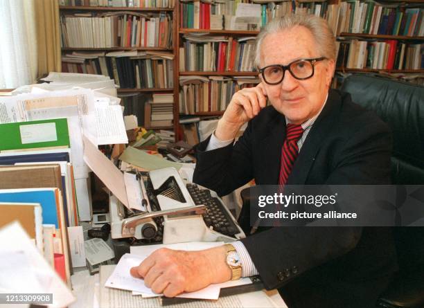 Der Frankfurter Politikwissenschaftler Iring Fetscher am 19.2.1997 in seiner Frankfurter Wohnung. Am 4. März feiert er seinen 75. Geburtstag. Die...