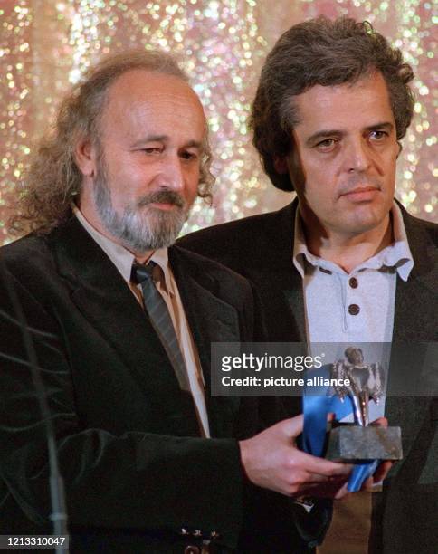 Der spanische Regisseur Montxo Armendariz und sein Produzent Andres Santana zeigen am 24.2.1997 im Berliner Zoopalast den "Blauen Engel"als Großer...