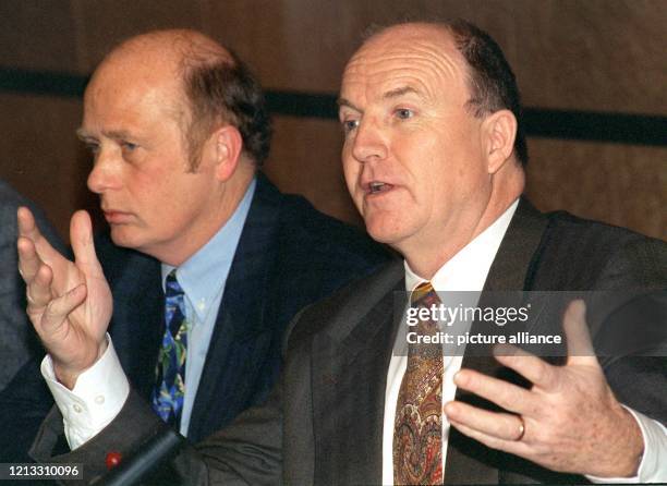 Die Vorsitzenden der IG Metall, Klaus Zwickel , und der ÖTV, Herbert Mai, kündigen am 25.2.1997 auf einer Pressekonferenz in Frankfurt/M den...